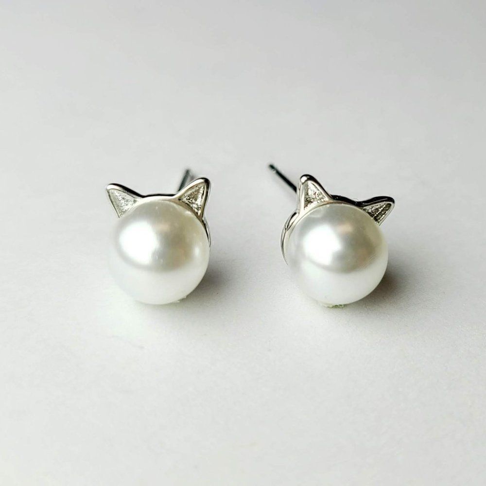 Silver Pearl Cat Earrings 😻